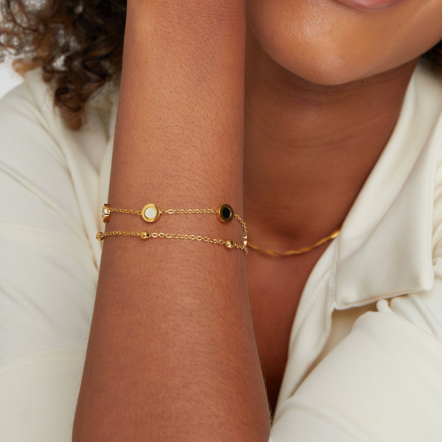 Armband med onyx och vit sten
